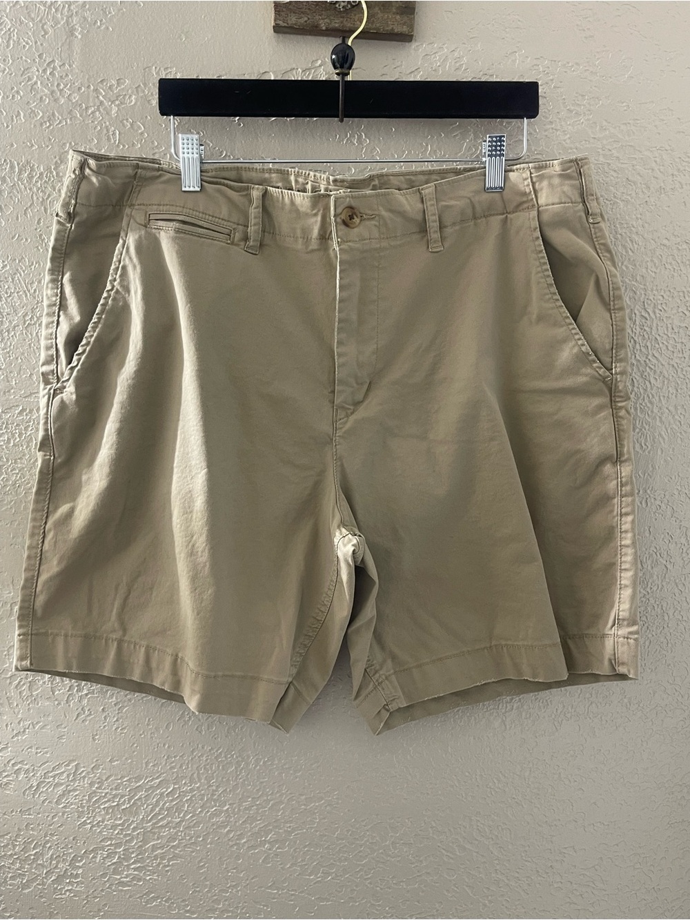Y2K American Eagle Outfitters Men’s Tan Flat-Front Chino Shorts Size 38